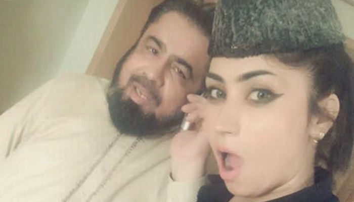 Qandeel-Baloch-hot-pictures-With-Mufti-Abdul-Qavi-new-scandal.jpg