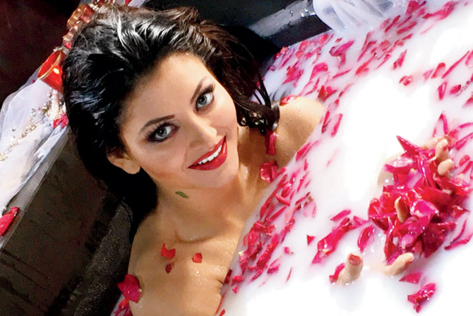 29-Urvashi-Rautela.jpg