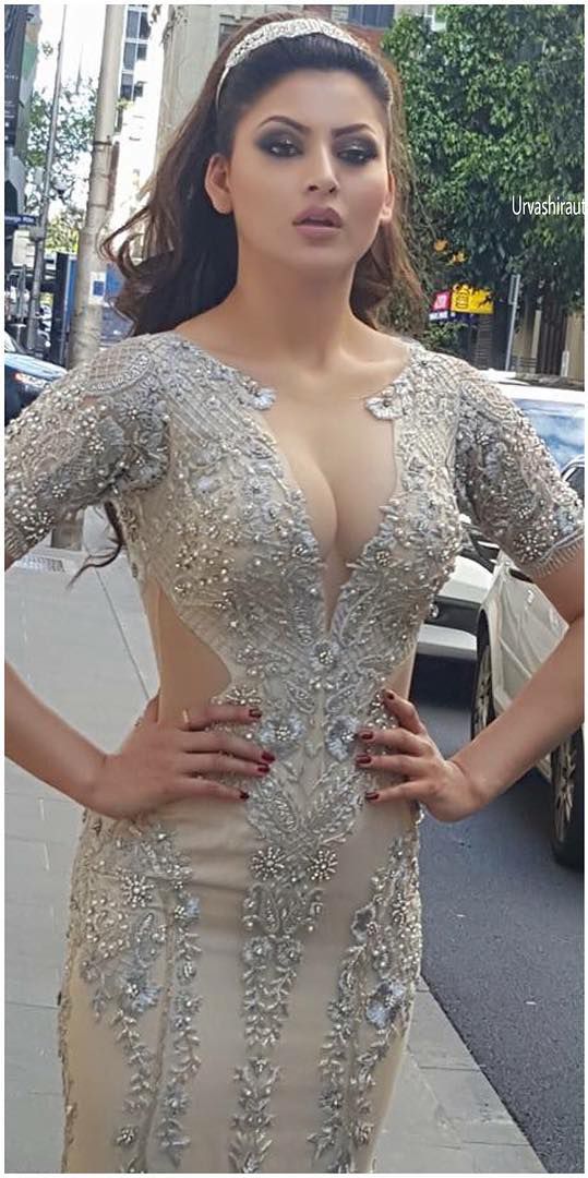 Urvashi-Rautela-002.jpg